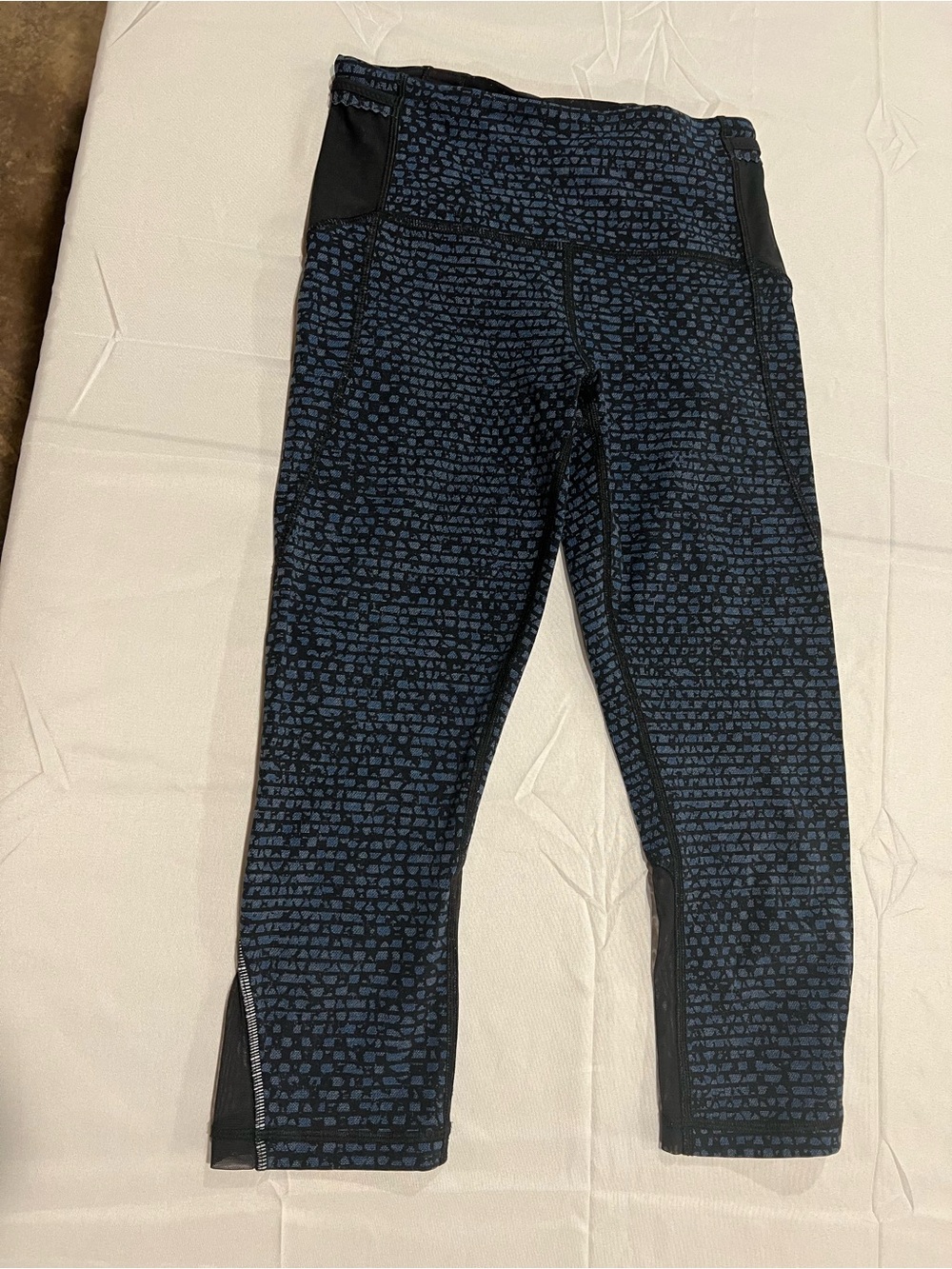 Lululemon Women’s Side Mesh & Pockets Blue Black Capri Leggings